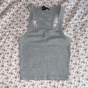 gray tank top